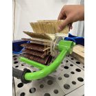 Polishstyl kétkezes kefés csiszoló munka közben, fa felület csiszolás